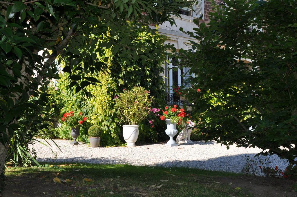 Manoir Des Lions De Tourgeville Exterior photo